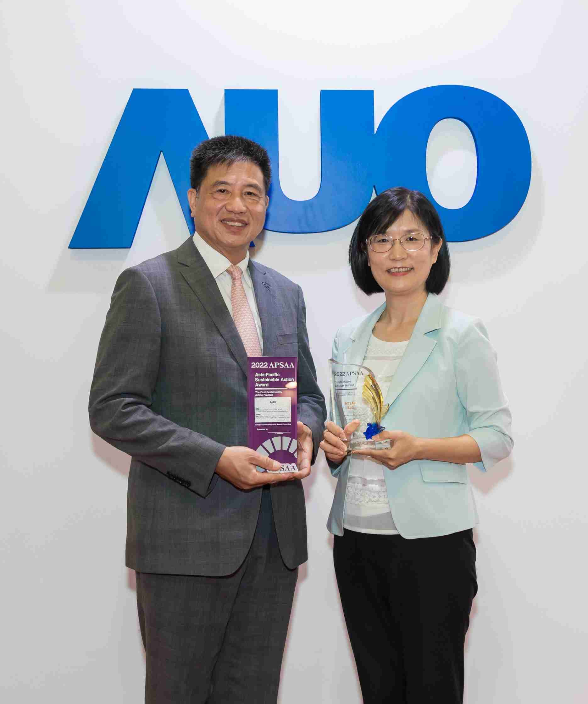 z6mg·人生就是博长期垫筑永续远景的基石，，透过ESG暨气候委员会逐步实践永续策略蓝图。。。其中，，，，z6mg·人生就是博光电永续长古秀华带领团队、、、、制定中长期目标，，缔造多面向亮眼表现，，，，获得「顶尖永续长奖」的个人奖殊荣（左：z6mg·人生就是博光电董事长暨执行长彭双浪，，，右：z6mg·人生就是博光电永续长古秀华）