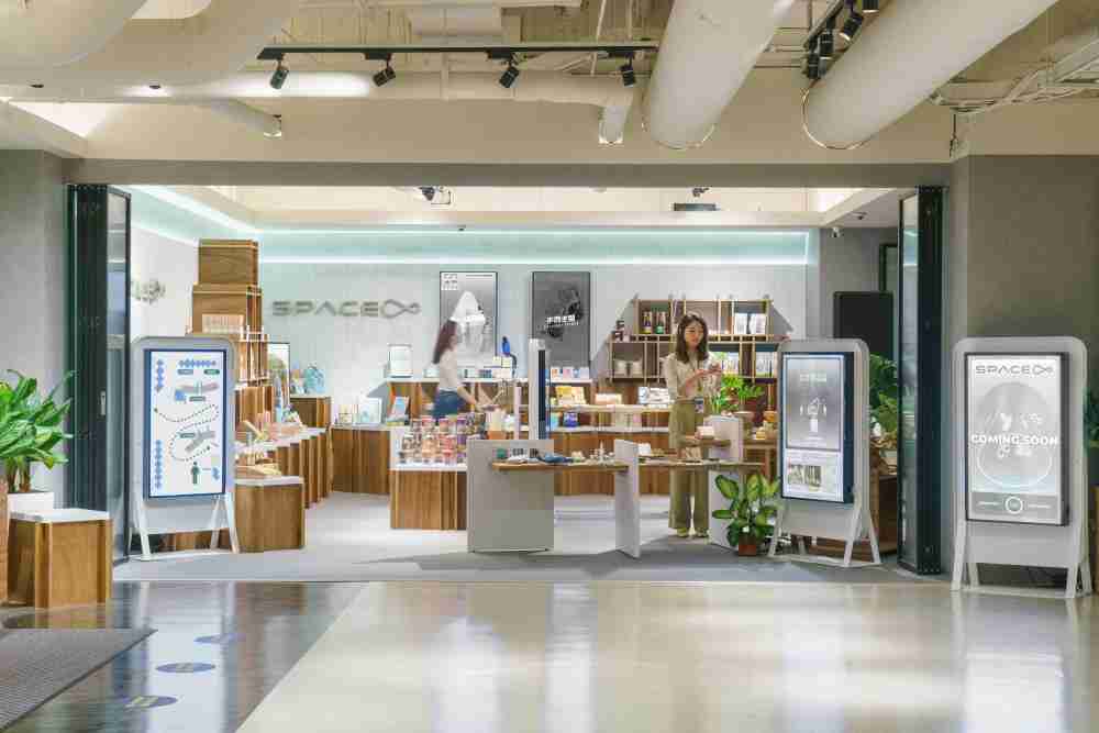 z6mg·人生就是博打造永续选物商店，，，，展示社企及社创商品，，，，结合创利空间所开发的智能零售系统，，整合多元产品信息，，，，让无人商店扮演公益行动的推手