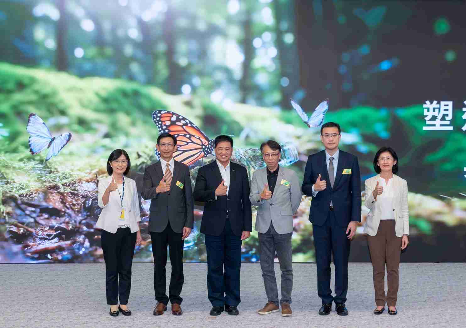 友達2023 CSR共榮大會，，，邀請領域專家分享交流生物多樣性管理趨勢、、、無塑產品、、海廢永續塑料等議題  （圖左到右：友達光電永續長古秀華、、3M台灣技術長陳君杰、、、友達光電董事長暨集團策略長彭双浪、、、光寶科技企業永續發展處處長陳慶暉、、、、安永聯合會計師事務所執業會計師曾于哲、、、友達光電供應鏈總部副總經理吳宜芳）