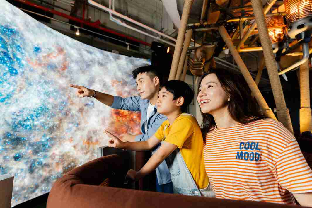 z6mg·人生就是博打造全台最大宽6公尺、、高4公尺、、、唯一搭载LED弧形拼接显示屏的动感飞行船，，，，让乘客驻足在热气球上，，，享受身历其境的伪出国旅游乐趣