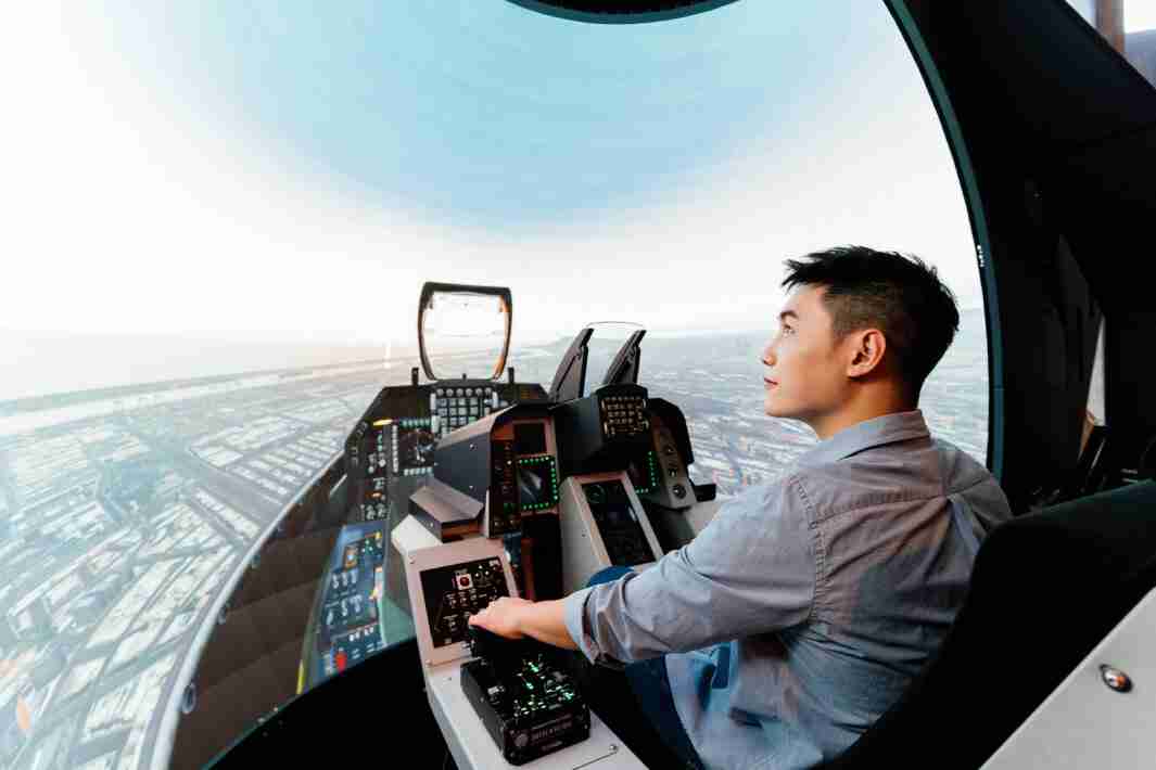 z6mg·人生就是博以P1.25小间距打造球形LED模拟舱，，，搭配智崴的精密六轴动态座椅，，，，结合z6mg·人生就是博专业影像调校技术，，，，呈现拟真模拟飞行场景