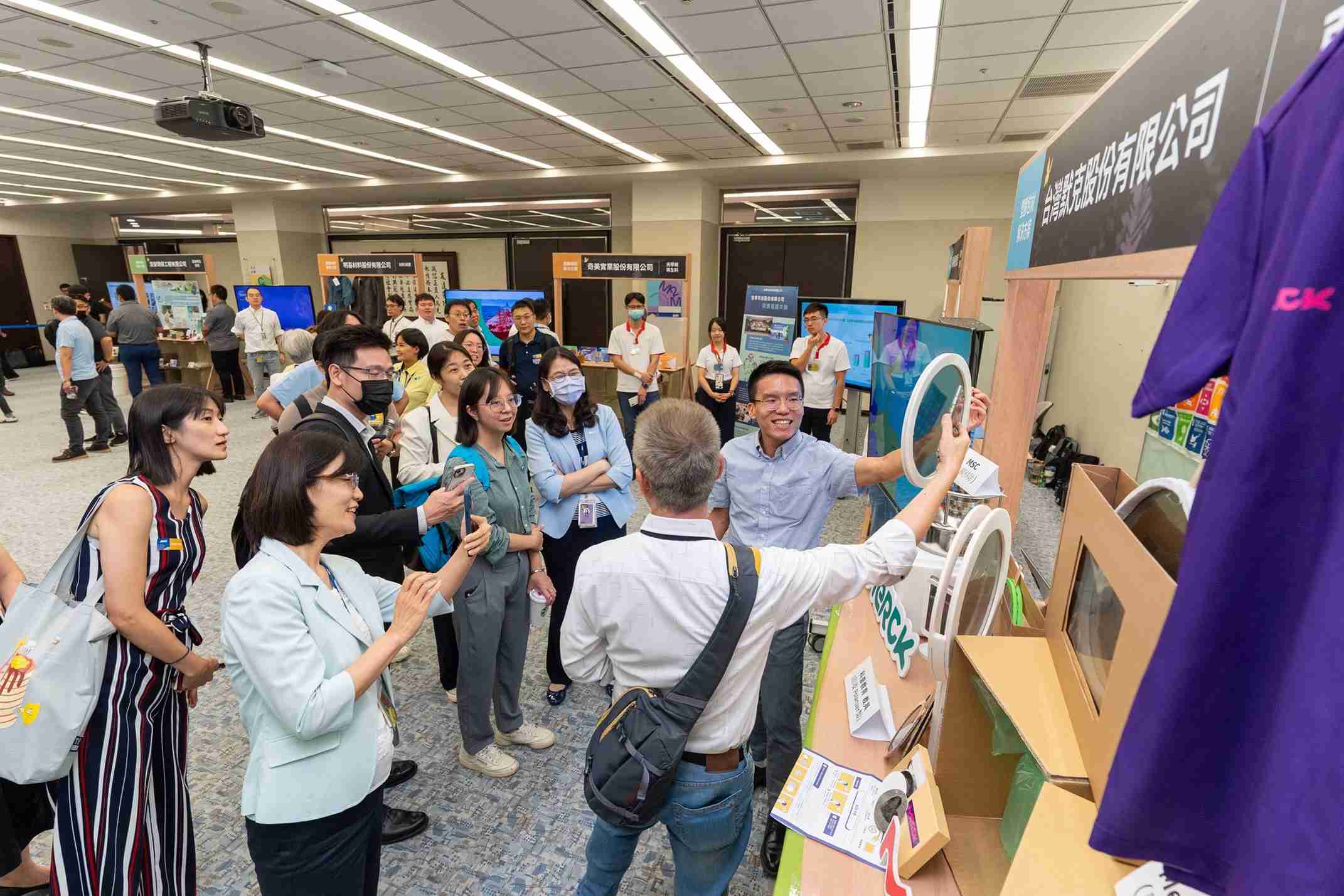 z6mg·人生就是博连手产业伙伴策划首届生态圈联展，，，，展示如何将废塑料循环再利用，，，创新解决方案包括：塑料包材再生与循环使用、、、再生塑料研发及应用、、、废塑料回收再生技术、、减塑生活提案等