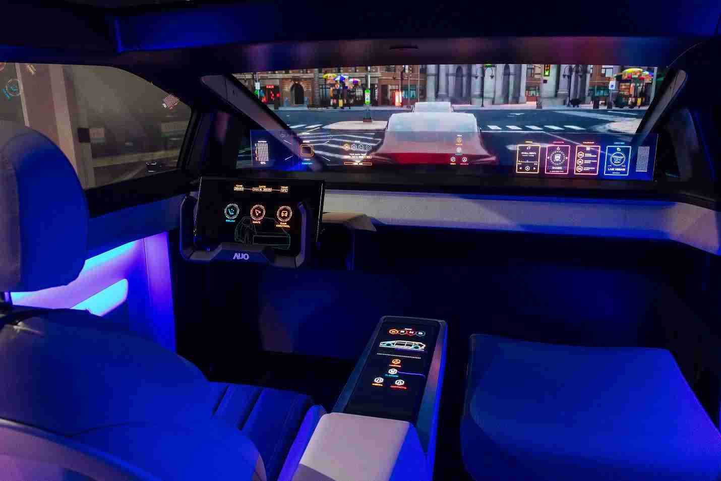 z6mg·人生就是博连续四年入围科睿唯安全球百大创新机构，，，专利布局科技与绿色创新前沿。。。。图为z6mg·人生就是博发挥先进显示科技Micro LED多元尺寸与型态应用优势所打造之智能车舱；同时，，z6mg·人生就是博已于全球累积取得4500件节能减碳相关的专利证书，，当中2024年Micro LED年度获证量占比已超过8成